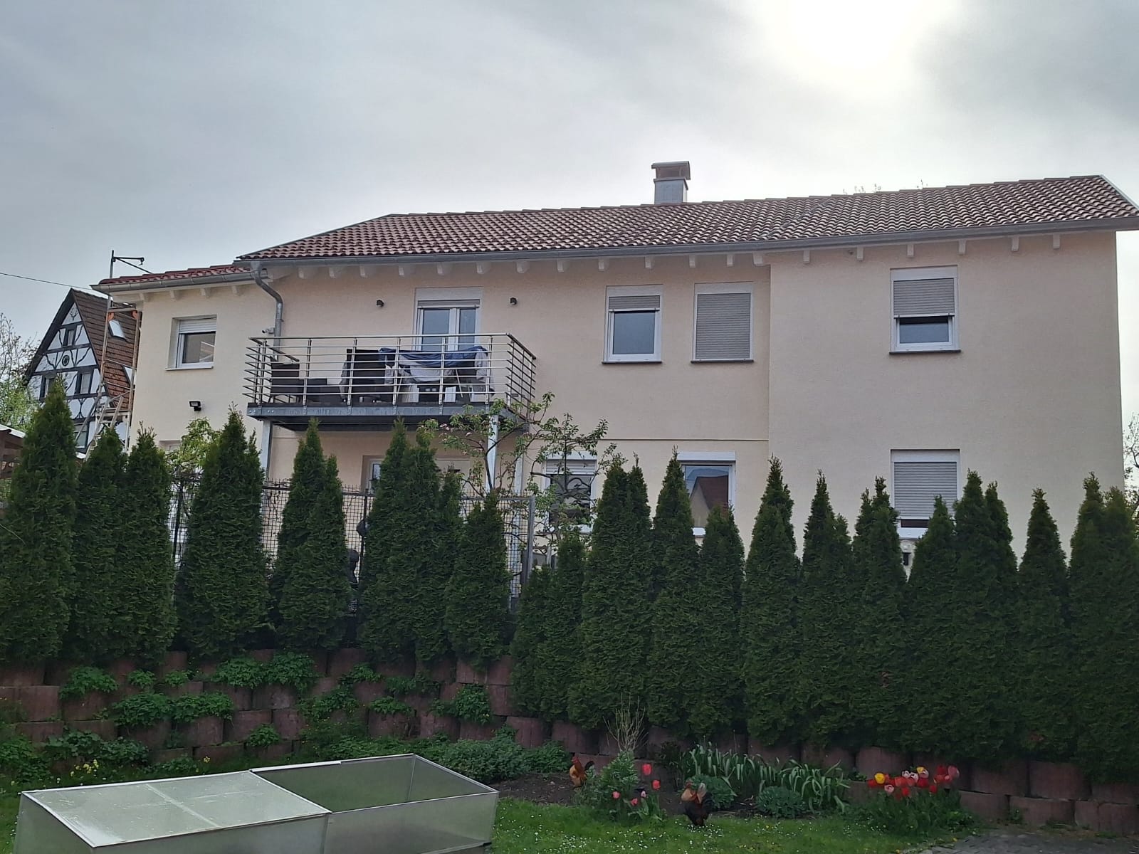 Saniertes Haus – Nachher-Ansicht mit Balkon