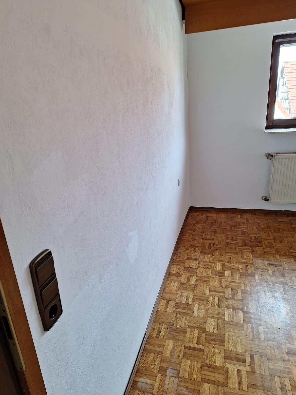 Zimmer mit Parkettboden